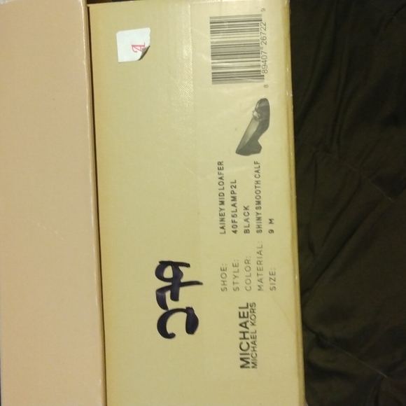 Michael kors shoe boxes one is eight and a half shoe box and the other was 9 med - Picture 3 of 14